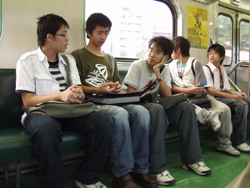 台灣鐵路旅遊攝影電車-區間車交談的旅客2006攝影照片426