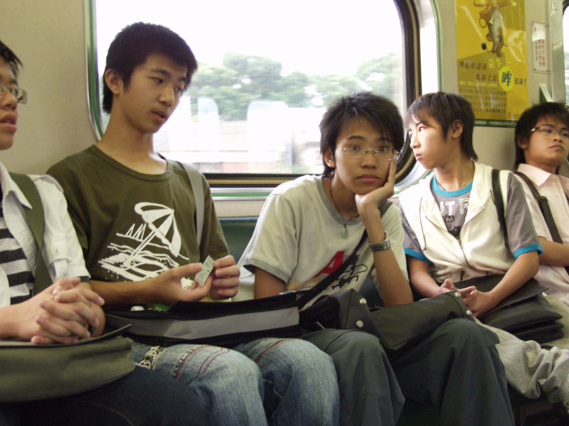 台灣鐵路旅遊攝影電車-區間車交談的旅客2006攝影照片427