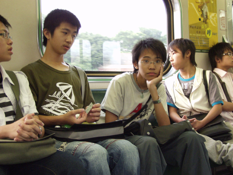 台灣鐵路旅遊攝影電車-區間車交談的旅客2006攝影照片429