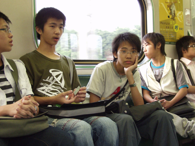 台灣鐵路旅遊攝影電車-區間車交談的旅客2006攝影照片430