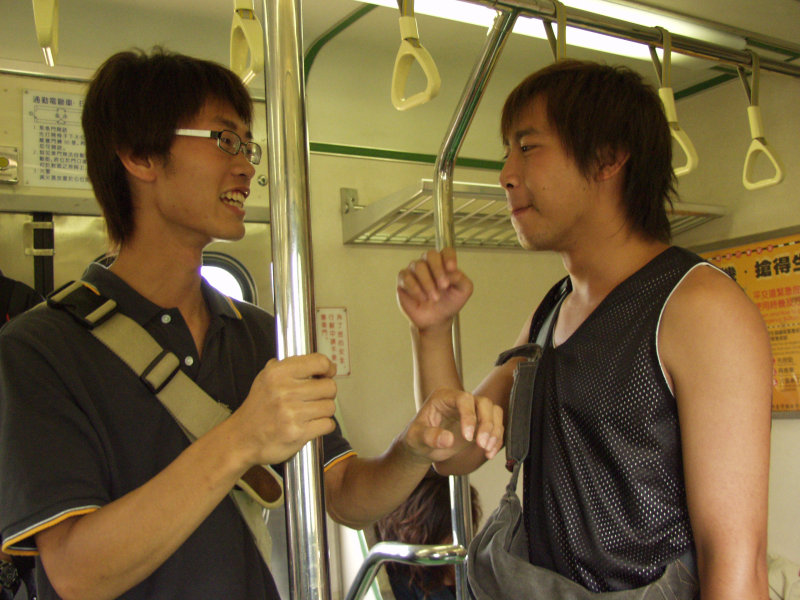 台灣鐵路旅遊攝影電車-區間車交談的旅客2006攝影照片431