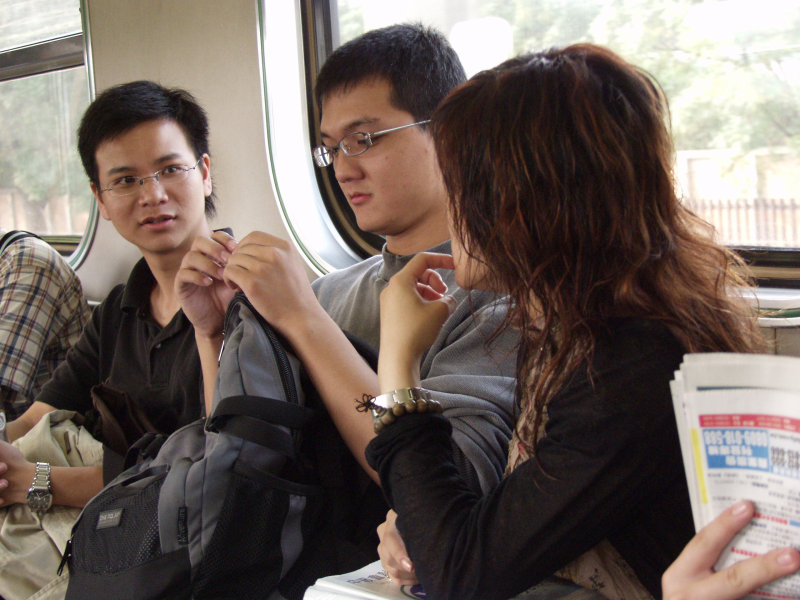 台灣鐵路旅遊攝影電車-區間車交談的旅客2006攝影照片439