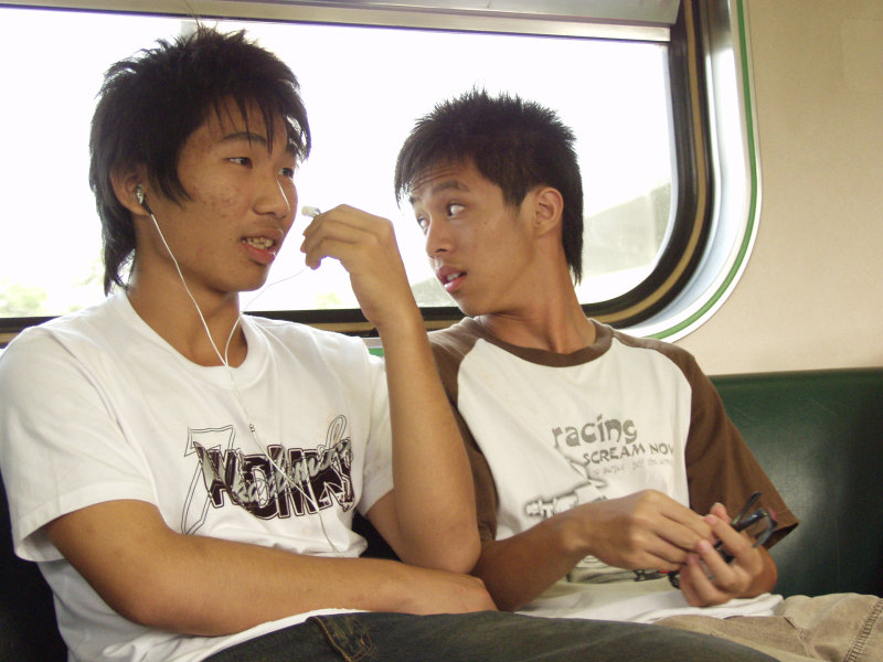 台灣鐵路旅遊攝影電車-區間車交談的旅客2006攝影照片445