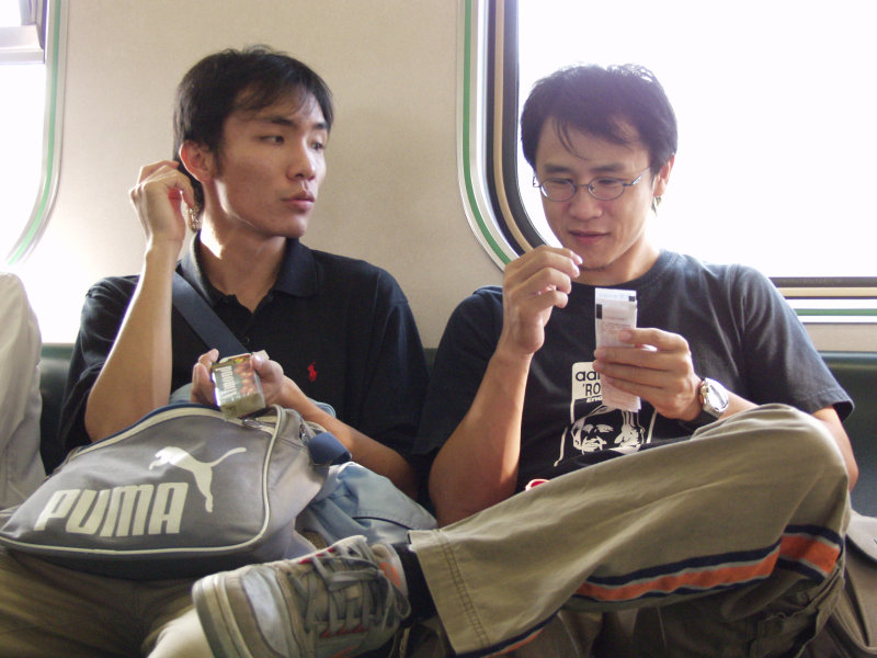 台灣鐵路旅遊攝影電車-區間車交談的旅客2006攝影照片455