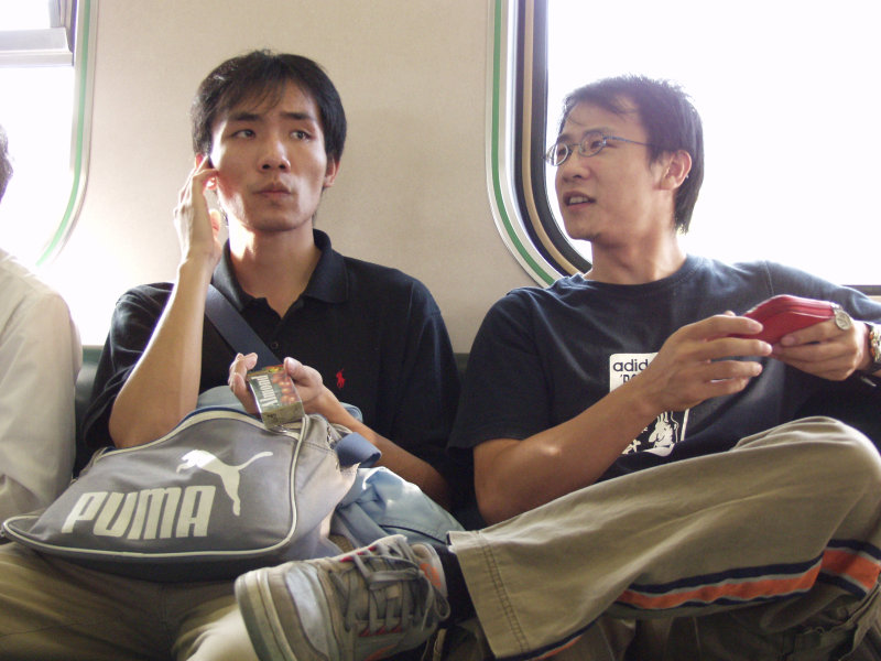 台灣鐵路旅遊攝影電車-區間車交談的旅客2006攝影照片457