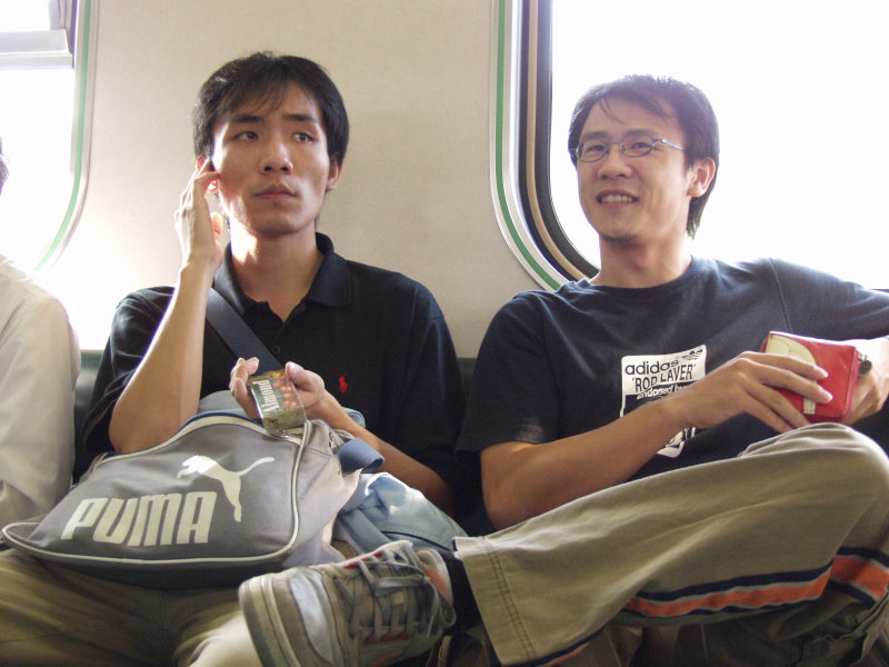台灣鐵路旅遊攝影電車-區間車交談的旅客2006攝影照片458