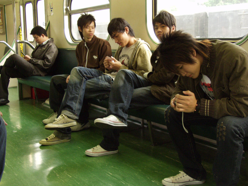 台灣鐵路旅遊攝影電車-區間車交談的旅客2006攝影照片459