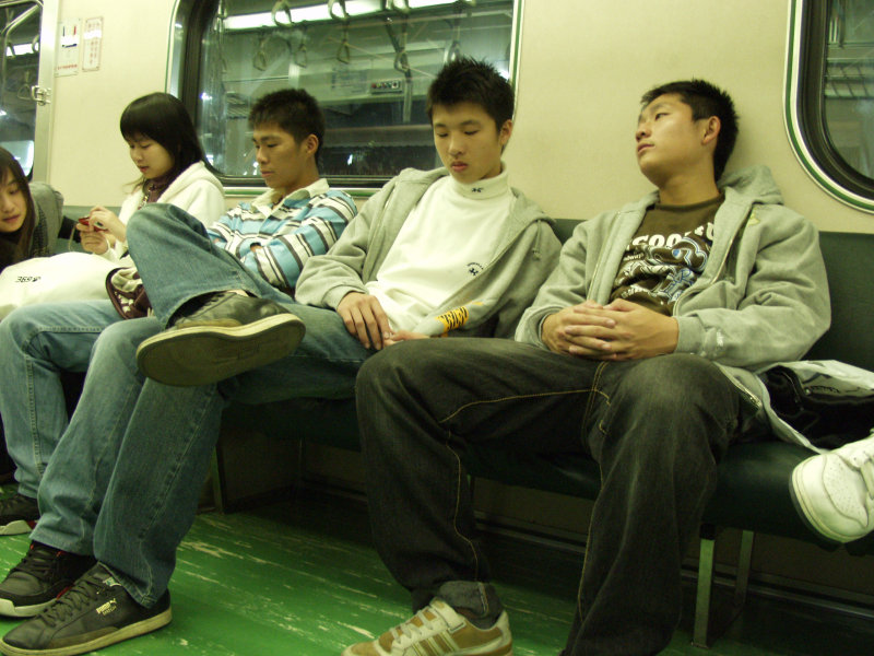 台灣鐵路旅遊攝影電車-區間車交談的旅客2006攝影照片461