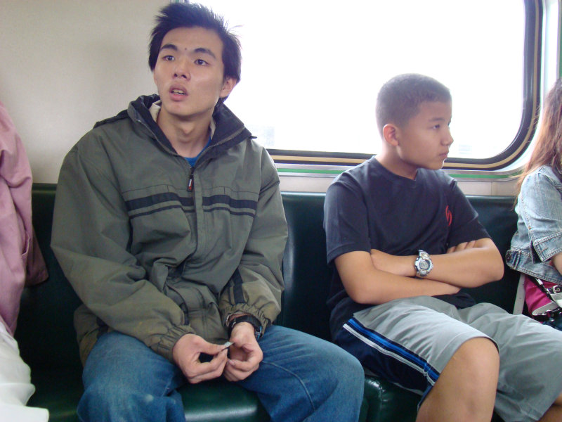 台灣鐵路旅遊攝影電車-區間車交談的旅客2007攝影照片1