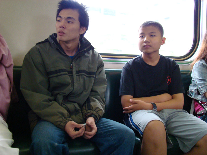 台灣鐵路旅遊攝影電車-區間車交談的旅客2007攝影照片2