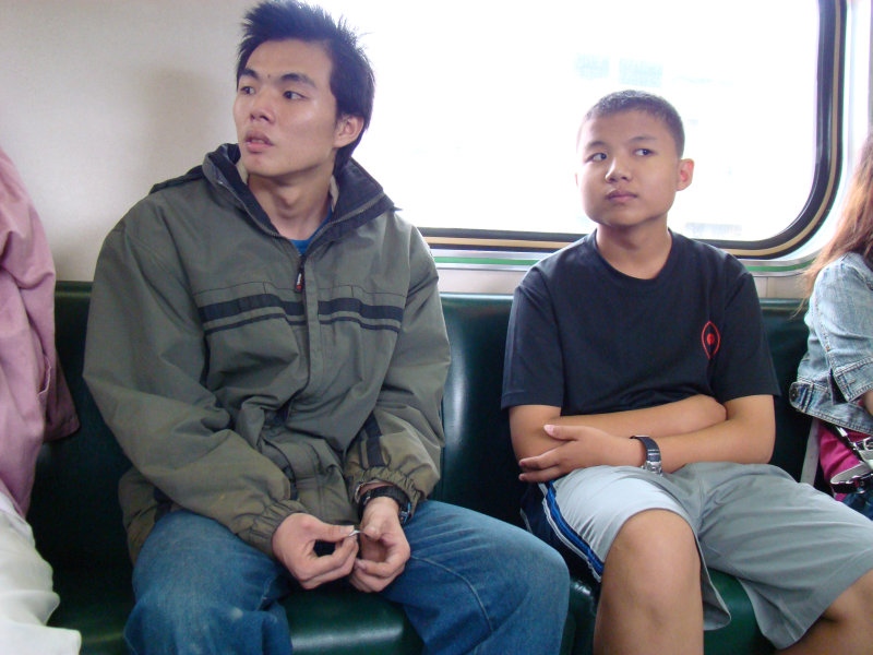 台灣鐵路旅遊攝影電車-區間車交談的旅客2007攝影照片3