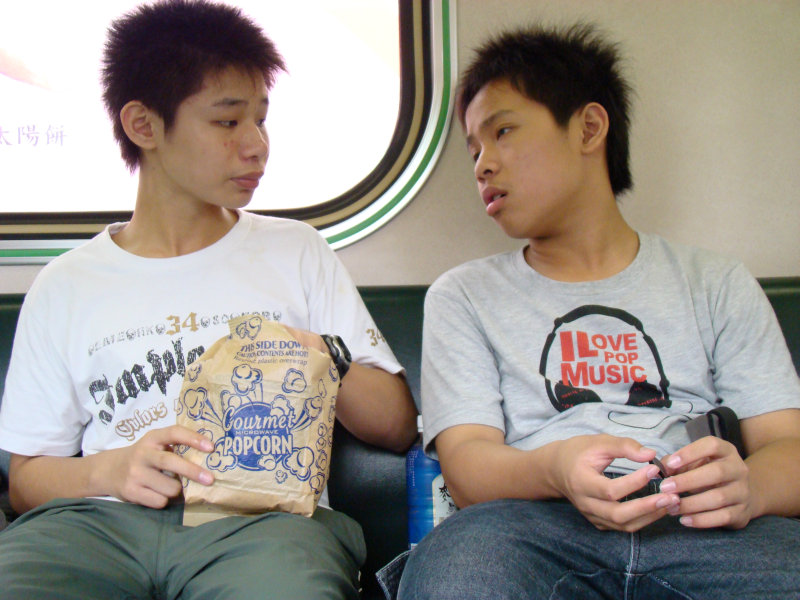 台灣鐵路旅遊攝影電車-區間車交談的旅客2007攝影照片5