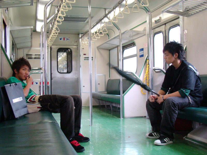台灣鐵路旅遊攝影電車-區間車交談的旅客2007攝影照片9