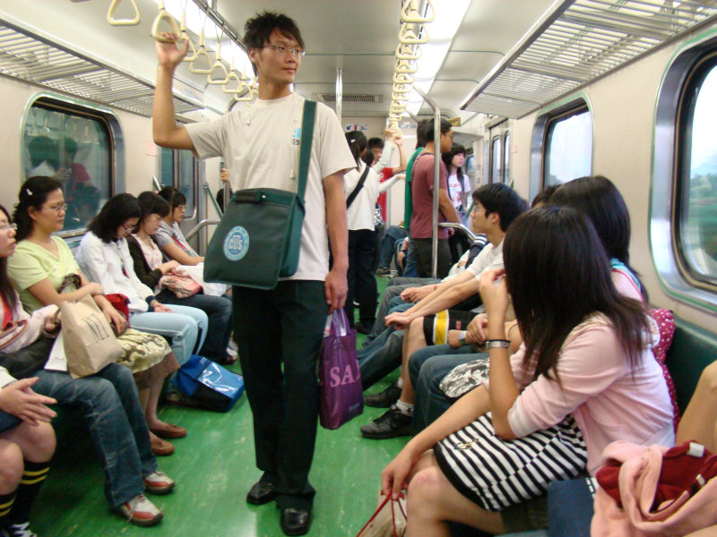 台灣鐵路旅遊攝影電車-區間車交談的旅客2007攝影照片13