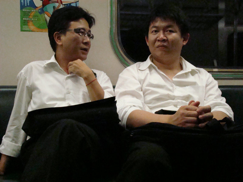 台灣鐵路旅遊攝影電車-區間車交談的旅客2007攝影照片36