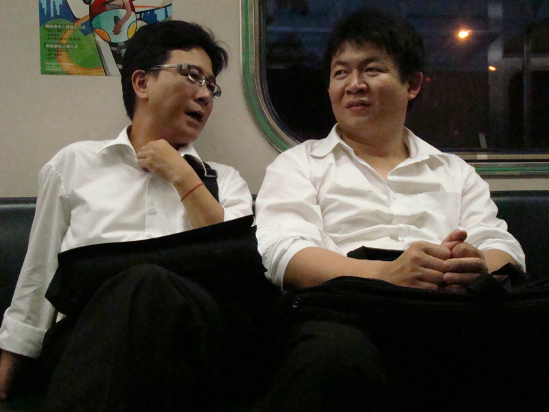 台灣鐵路旅遊攝影電車-區間車交談的旅客2007攝影照片37