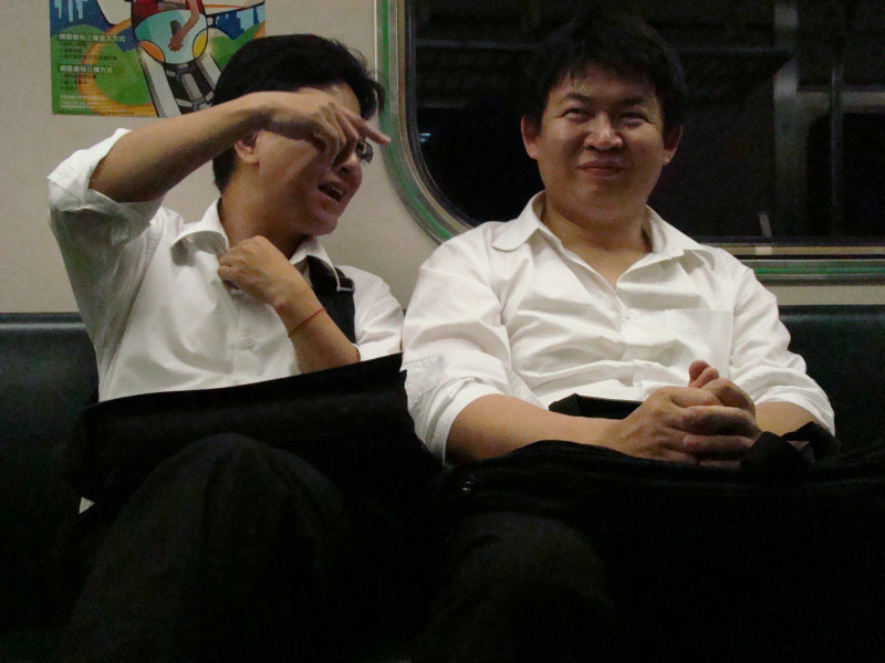 台灣鐵路旅遊攝影電車-區間車交談的旅客2007攝影照片39