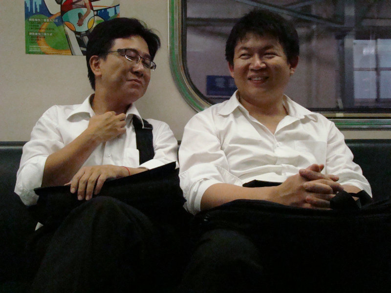 台灣鐵路旅遊攝影電車-區間車交談的旅客2007攝影照片44