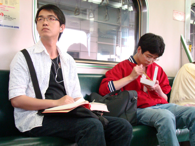 台灣鐵路旅遊攝影電車-區間車交談的旅客2007攝影照片47