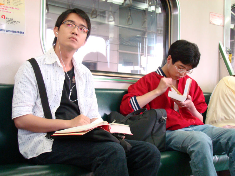 台灣鐵路旅遊攝影電車-區間車交談的旅客2007攝影照片48