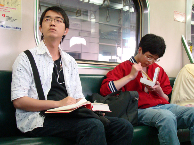 台灣鐵路旅遊攝影電車-區間車交談的旅客2007攝影照片49