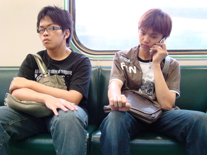 台灣鐵路旅遊攝影電車-區間車交談的旅客2007攝影照片50