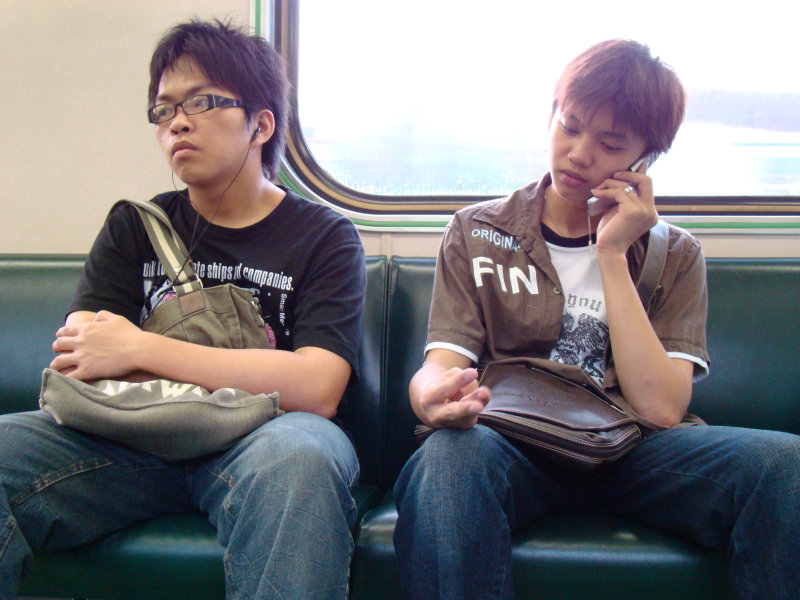 台灣鐵路旅遊攝影電車-區間車交談的旅客2007攝影照片51