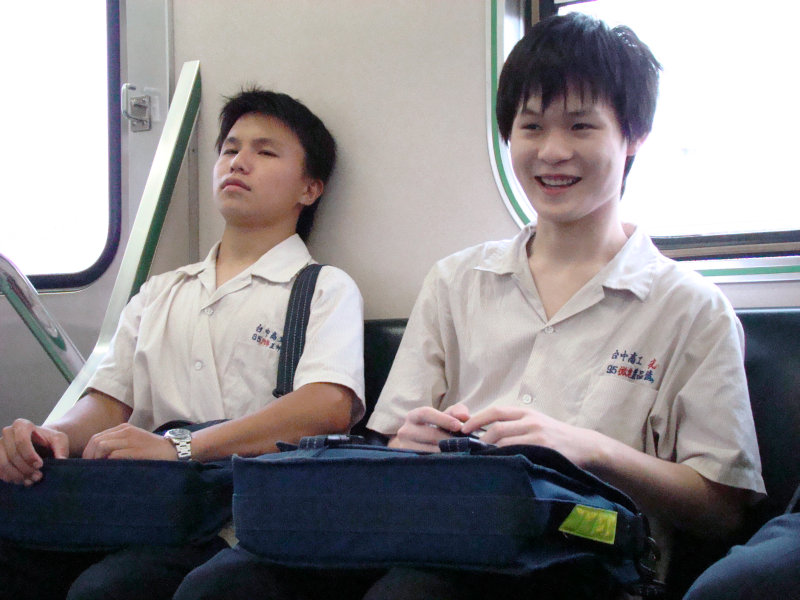 台灣鐵路旅遊攝影電車-區間車交談的旅客2007攝影照片56