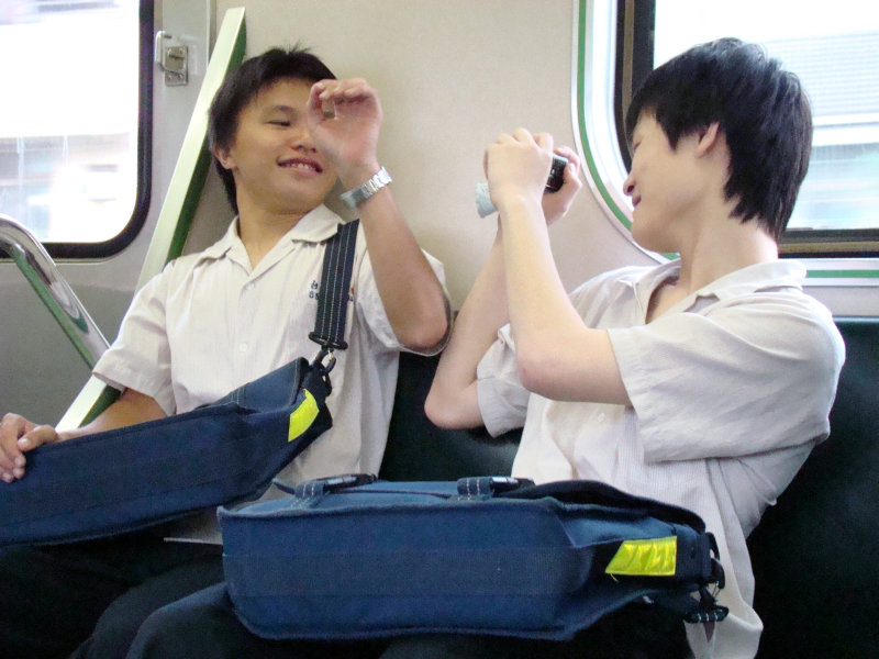 台灣鐵路旅遊攝影電車-區間車交談的旅客2007攝影照片57