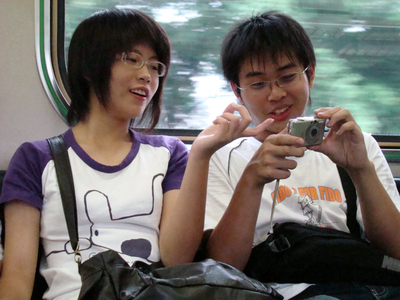 台灣鐵路旅遊攝影電車-區間車交談的旅客2007攝影照片67