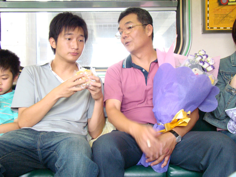 台灣鐵路旅遊攝影電車-區間車交談的旅客2007攝影照片71