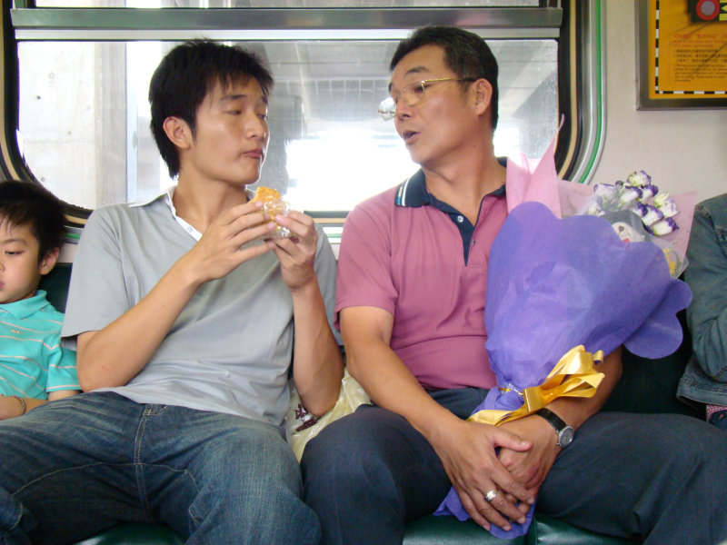 台灣鐵路旅遊攝影電車-區間車交談的旅客2007攝影照片72