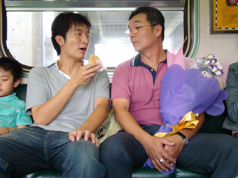 台灣鐵路旅遊攝影電車-區間車交談的旅客2007攝影照片74