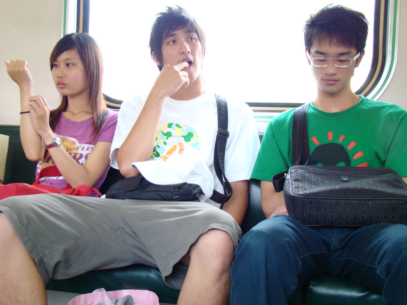 台灣鐵路旅遊攝影電車-區間車交談的旅客2007攝影照片76