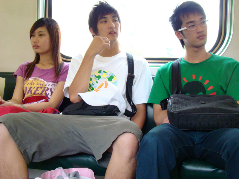 台灣鐵路旅遊攝影電車-區間車交談的旅客2007攝影照片77