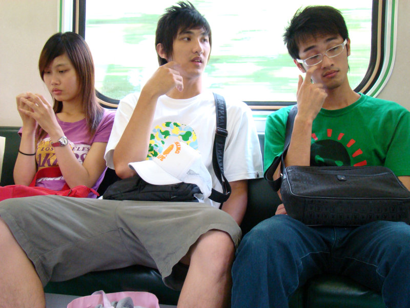 台灣鐵路旅遊攝影電車-區間車交談的旅客2007攝影照片78