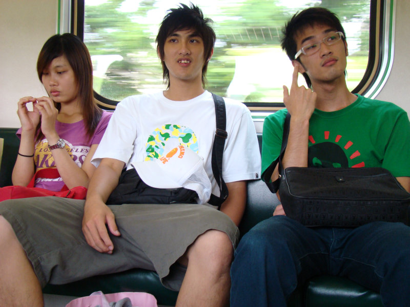 台灣鐵路旅遊攝影電車-區間車交談的旅客2007攝影照片79