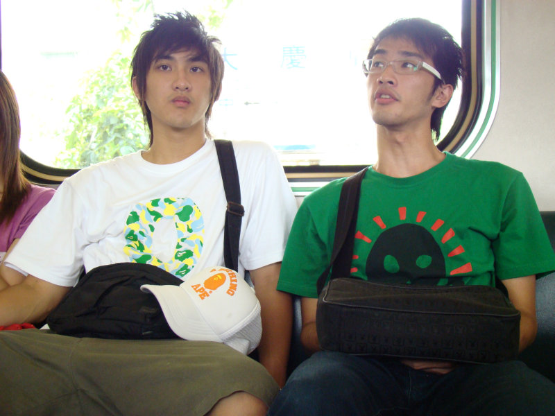 台灣鐵路旅遊攝影電車-區間車交談的旅客2007攝影照片82