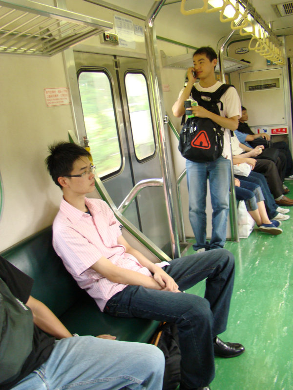 台灣鐵路旅遊攝影電車-區間車交談的旅客2007攝影照片84