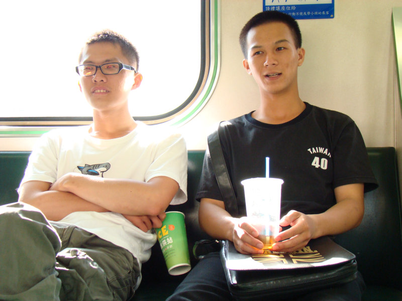 台灣鐵路旅遊攝影電車-區間車交談的旅客2007攝影照片89
