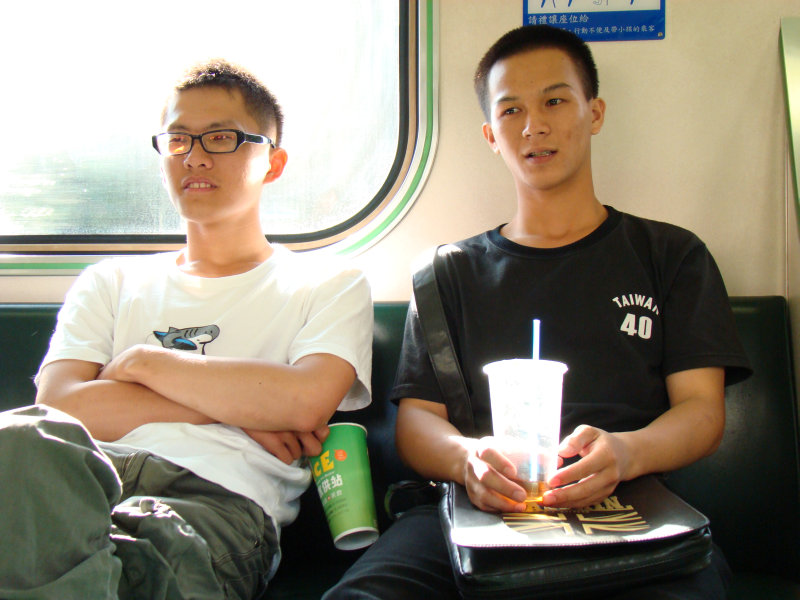 台灣鐵路旅遊攝影電車-區間車交談的旅客2007攝影照片90