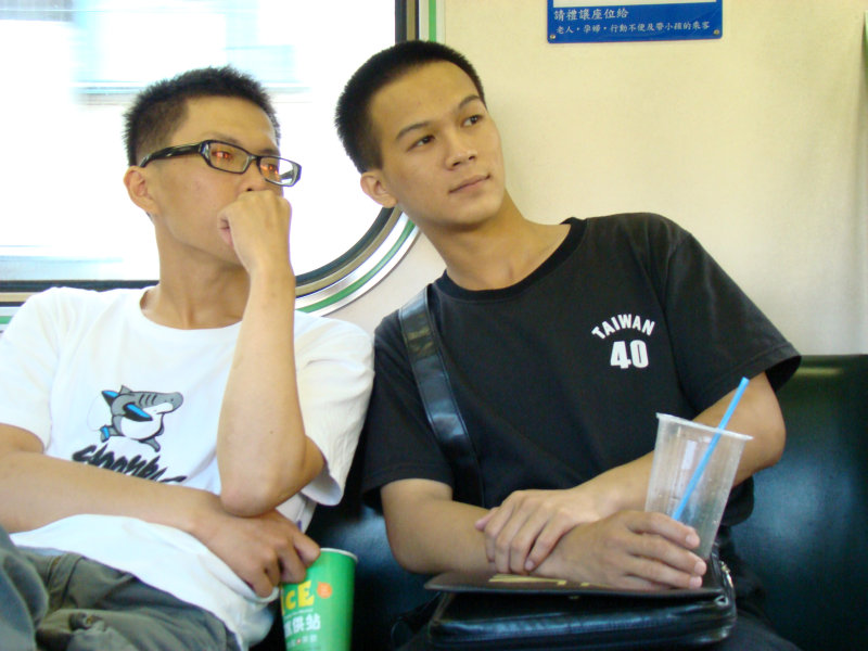台灣鐵路旅遊攝影電車-區間車交談的旅客2007攝影照片92