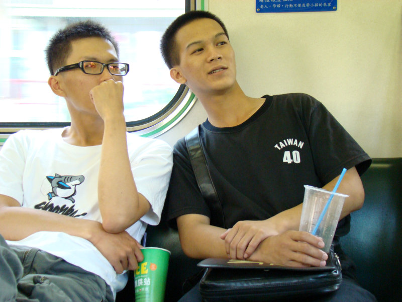 台灣鐵路旅遊攝影電車-區間車交談的旅客2007攝影照片93