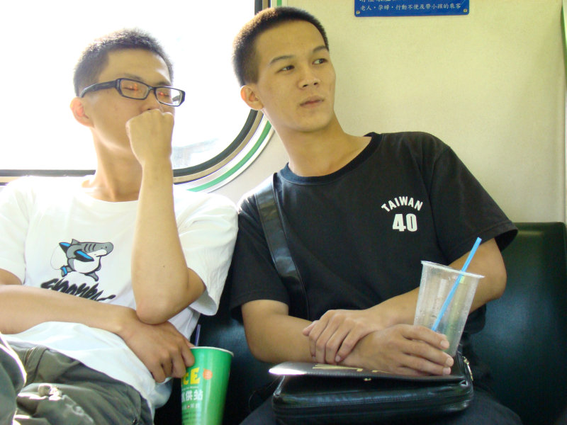 台灣鐵路旅遊攝影電車-區間車交談的旅客2007攝影照片94