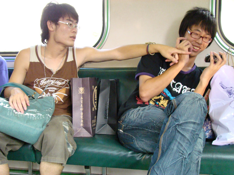 台灣鐵路旅遊攝影電車-區間車交談的旅客2007攝影照片97