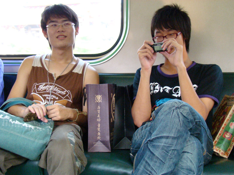 台灣鐵路旅遊攝影電車-區間車交談的旅客2007攝影照片98