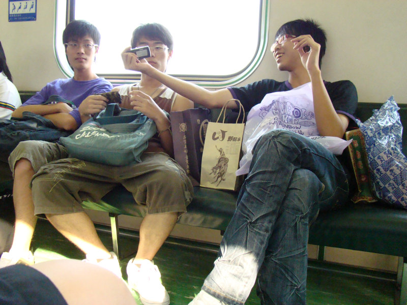 台灣鐵路旅遊攝影電車-區間車交談的旅客2007攝影照片99