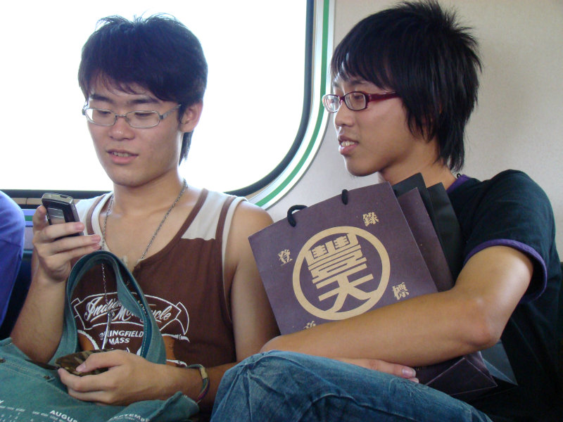 台灣鐵路旅遊攝影電車-區間車交談的旅客2007攝影照片100