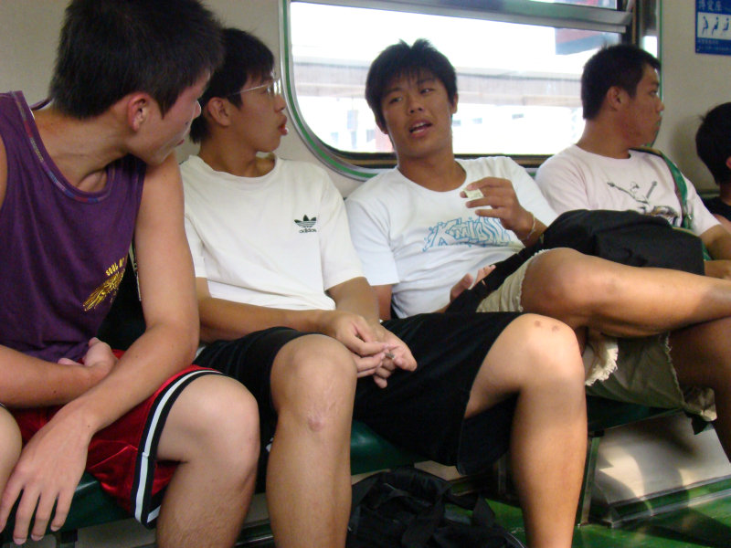 台灣鐵路旅遊攝影電車-區間車交談的旅客2007攝影照片116