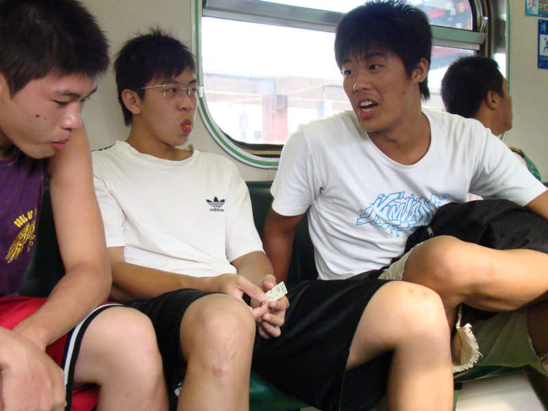 台灣鐵路旅遊攝影電車-區間車交談的旅客2007攝影照片118